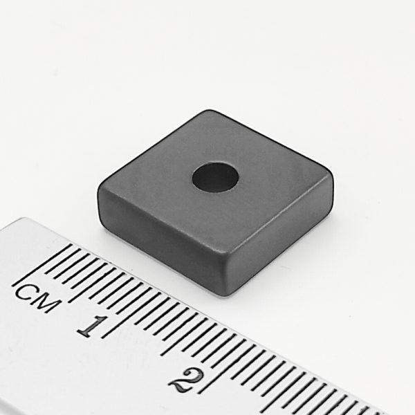 (térmek) Neodímium mágnes téglatest
  15x15x5 mm lyukkal (déli pólus a lyukas oldalon), epoxy - N42