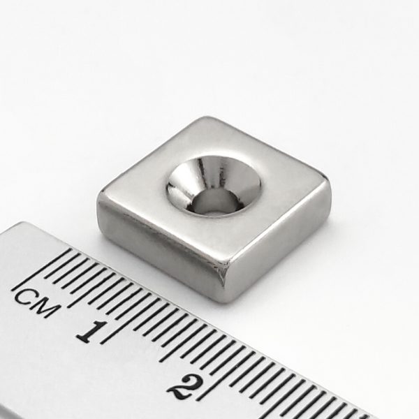 (térmek) Neodímium mágnes téglatest
  15x15x5 mm lyukkal (északi pólus a lyukas oldalon) - N38