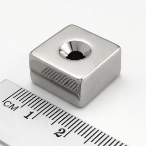 (térmek) Neodímium mágnes téglatest
  18x18x10 mm lyukkal - N52