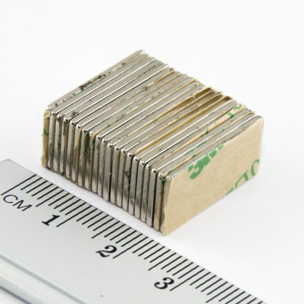 (térmek) Neodímium mágnes téglatest
  20x10x1 mm matricával - N38