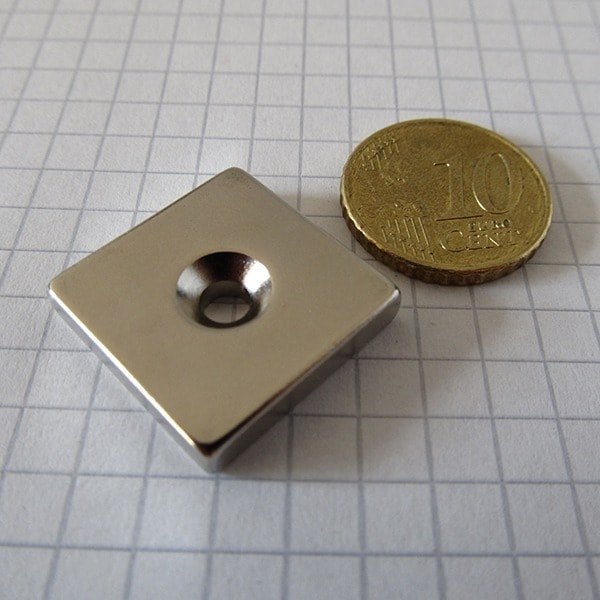 (térmek) Neodímium mágnes téglatest
  20x20x4 mm lyukkal (déli pólus a lyukas oldalon) - N38
