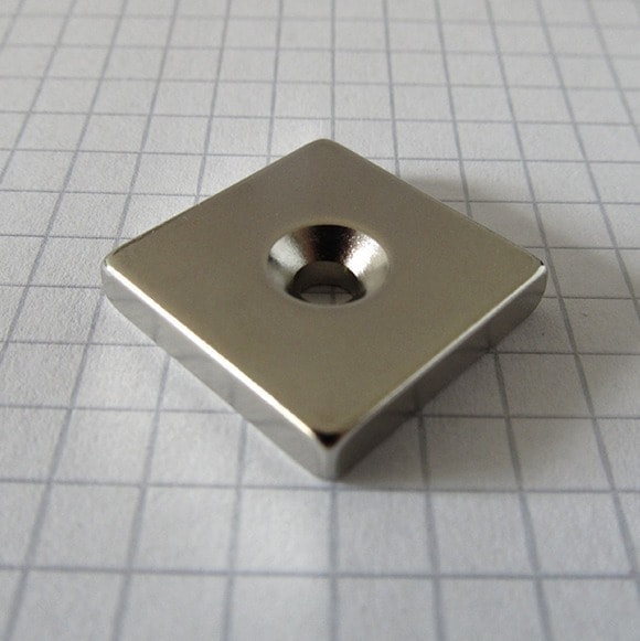 (térmek) Neodímium mágnes téglatest
  20x20x4 mm lyukkal (déli pólus a lyukas oldalon) - N38