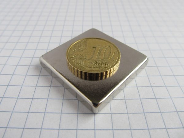 (térmek) Neodímium mágnes téglatest
  30x30x5 mm - N38