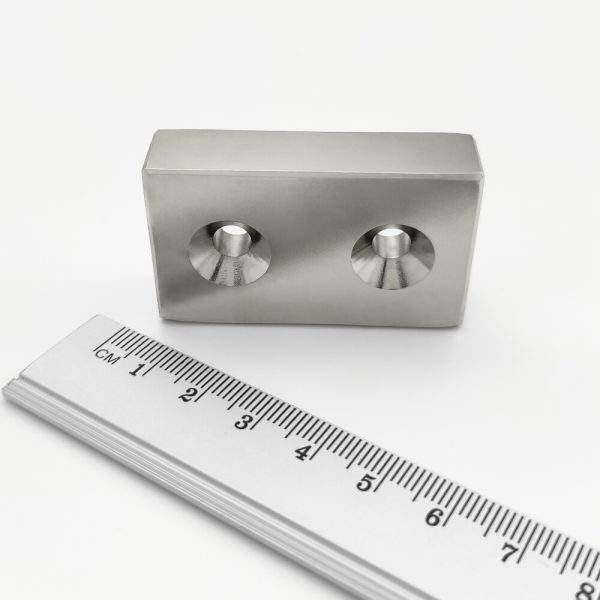 (térmek) Neodímium mágnes téglatest 50x30x13 mm két lyukkal - kétoldalas - N45