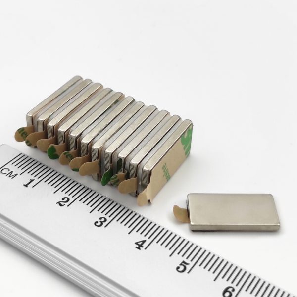 (térmek) Neodímium mágnes téglatest
  20x10x2 mm matricával - N38