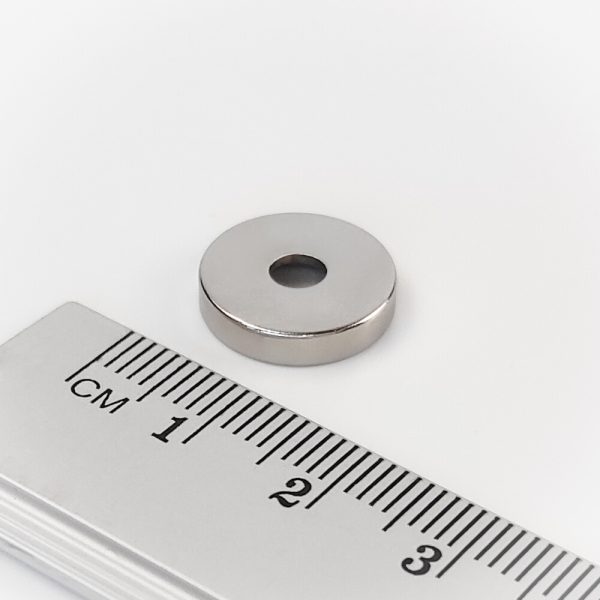 Neodímium hengermágnes 14x3 mm lyukkal M4