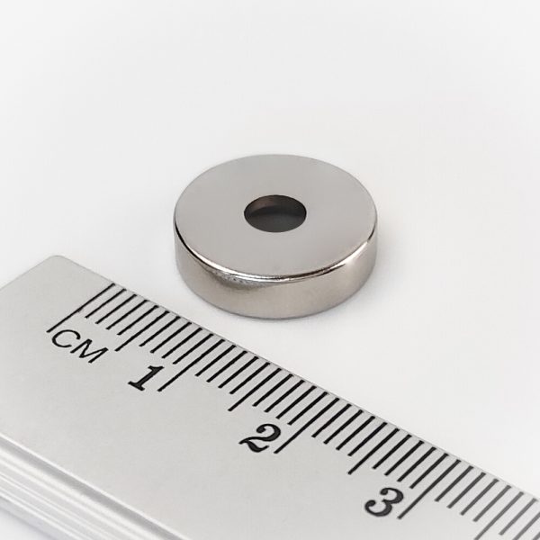 Neodímium hengermágnes 15x4 mm lyukkal M4