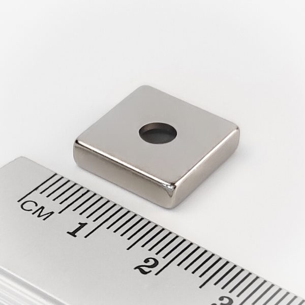 Neodímium mágnes téglatest 15x15x4 mm lyukkal M4