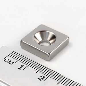 Neodímium mágnes téglatest 15x15x4 mm lyukkal M4