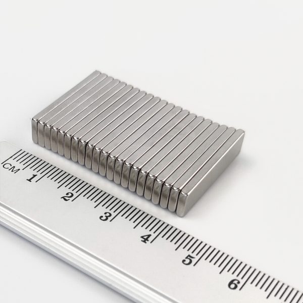 Neodímium mágnes téglatest 26x7x2 mm - N38UH