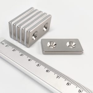 Neodímium mágnes téglatest 40x20x4 mm két lyukkal M4