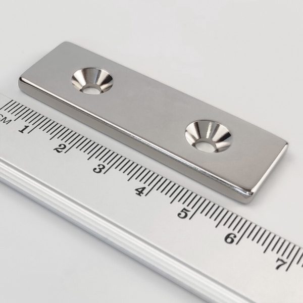 Neodímium mágnes téglatest 60x20x4 mm két lyukkal M4