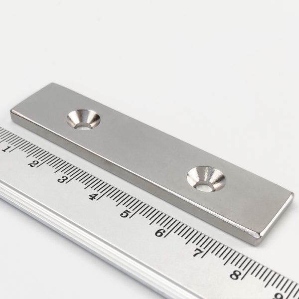 Neodímium mágnes téglatest 80x20x4 mm két lyukkal M4