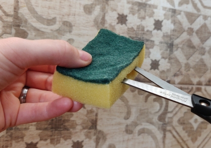 egy mosogatószivacs feldarabolása