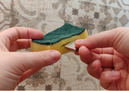 mágnes behelyezése a mosogatószivacsba