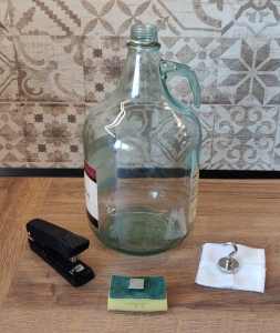 egy tiszta demizson képe