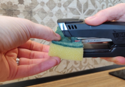 öltés mágnes az edény szivacsban