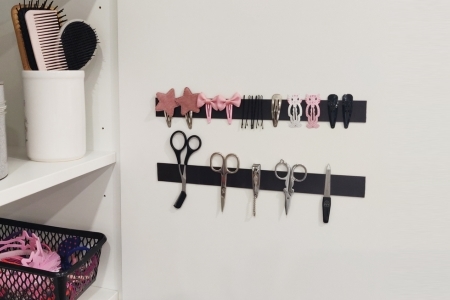 mágnesszalag a szekrényajtókon