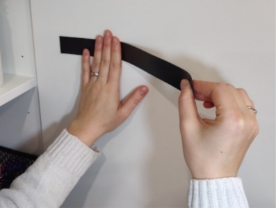 mágnesszalag felragasztása a szekrény ajtajára