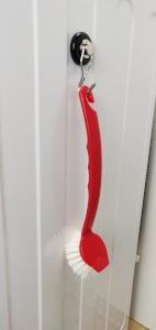 mágneses kampóra felfüggesztett tisztítókefe