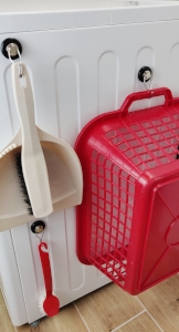 a mosógép mágneses kampóján lógó különböző tárgyak