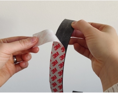kapcsok és manikűr mágnesszalagon-a papírfólia eltávolítása