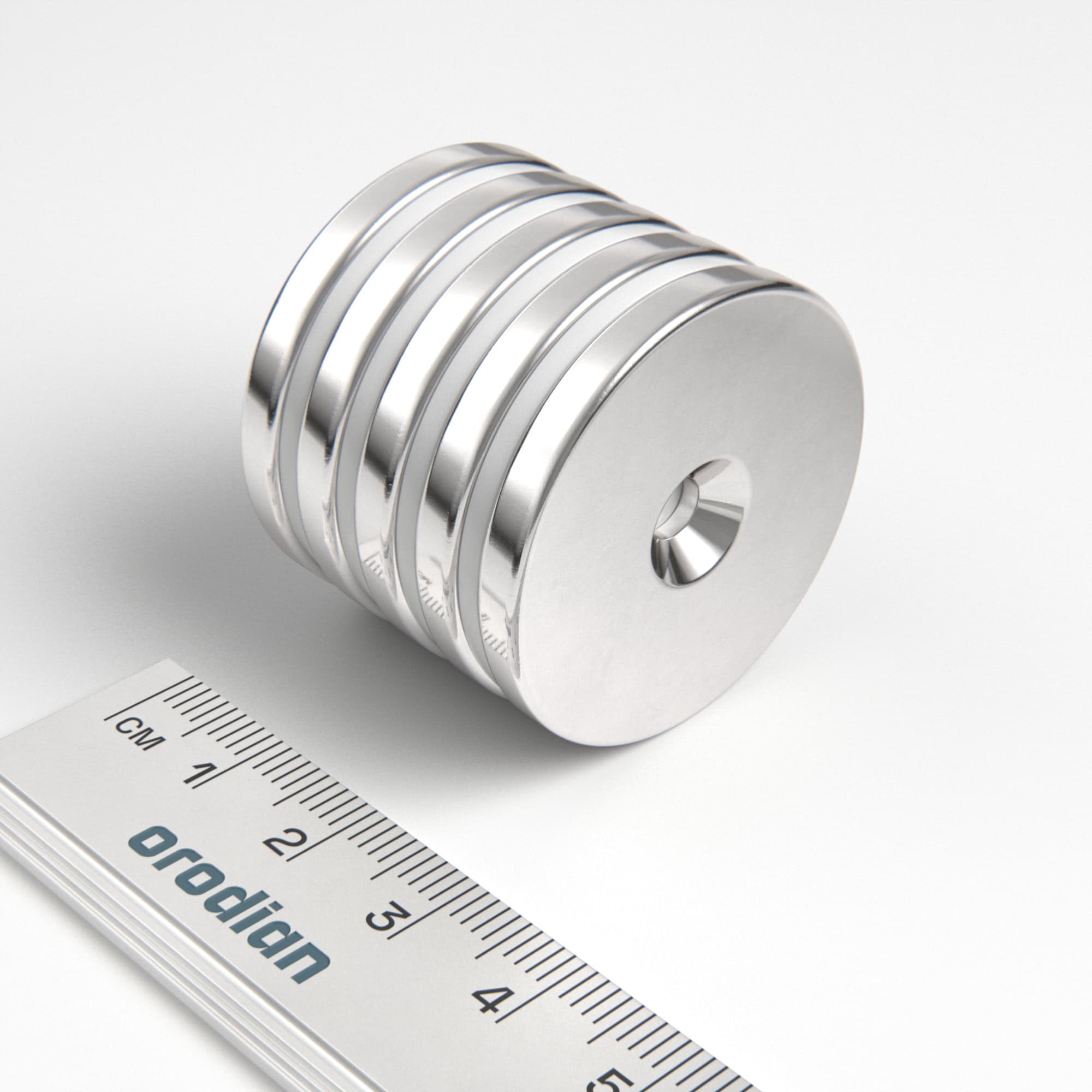 Neodímium hengermágnes 34×4 mm lyukkal M4 (déli pólus a mélyedés oldalán) - N38