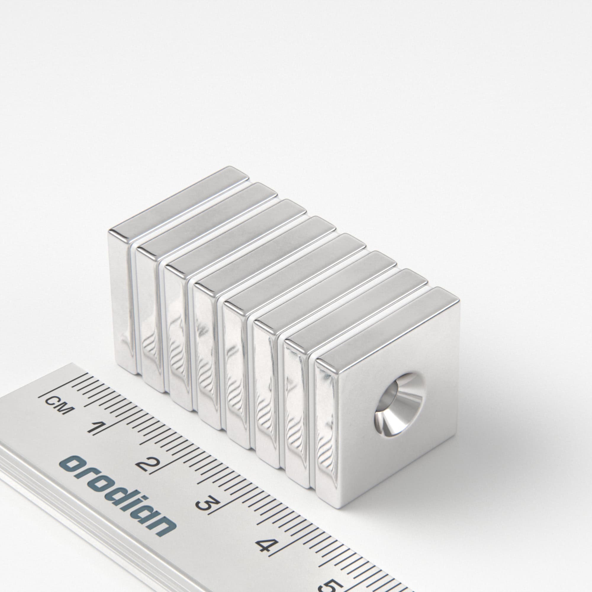 Neodímium mágnes téglatest 20×20×4 mm lyukkal M4 (északi pólus a mélyedés oldalán) - N38